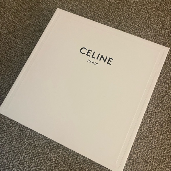 Celine - BACK BUCKLE ZIPPED ISAAC BOOT IN SUEDE CALFSKIN
TAUPE - Picture 4 of 7